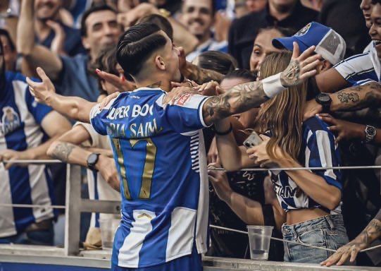 Borja Sainz celebra un gol con la afición del Oporto.