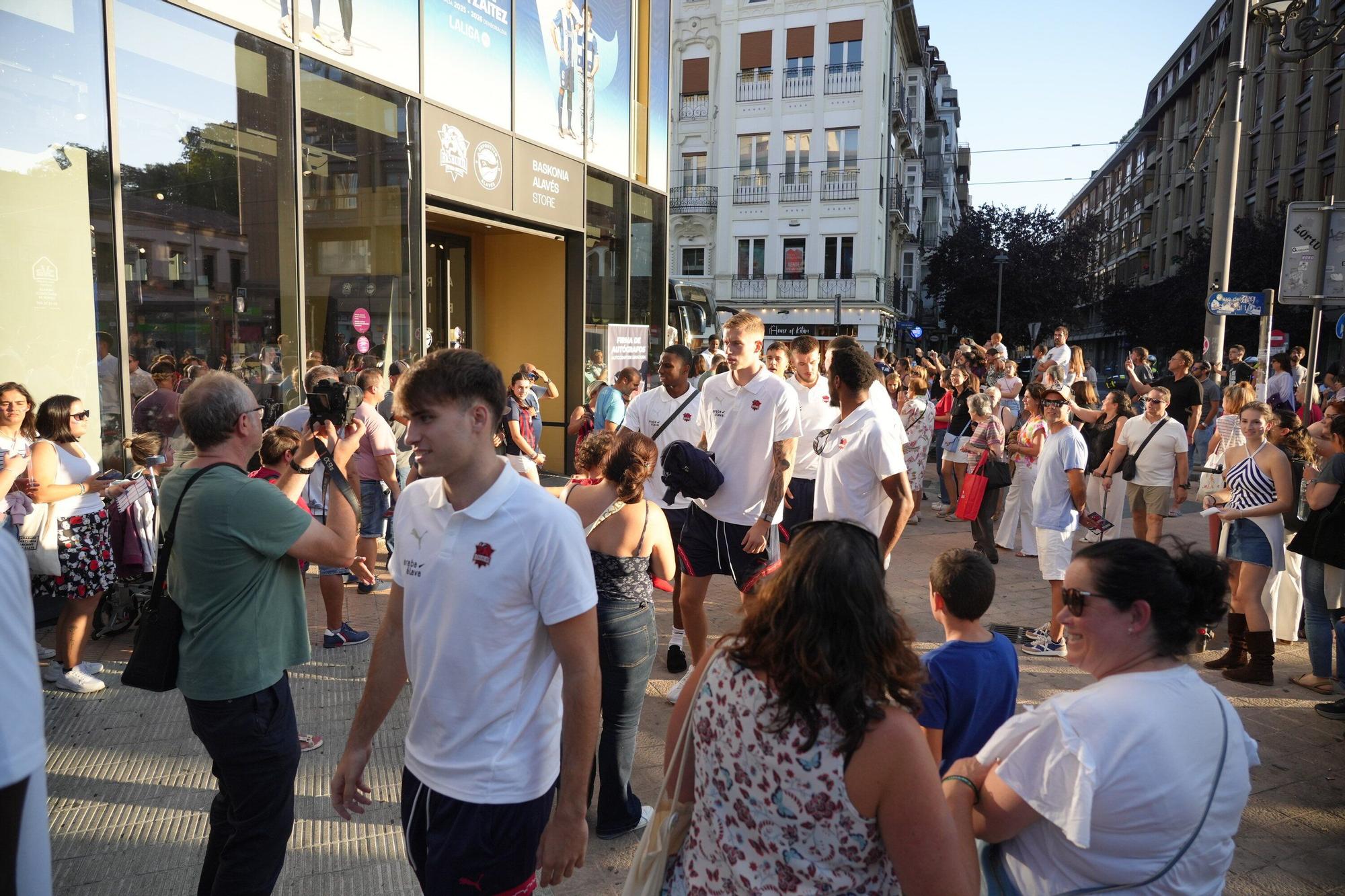 En imágenes: El Baskonia se da un baño de masas en la firma de autógrafos