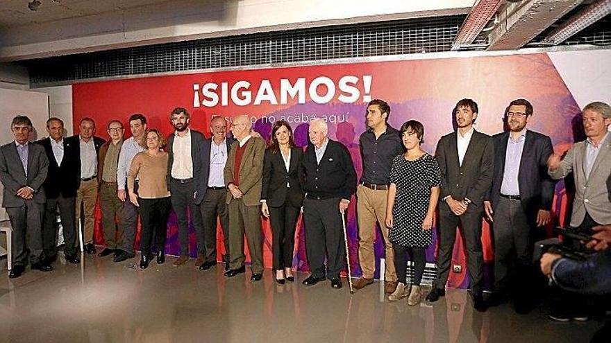 La candidatura de Amaia Gorostiza (en el centro), compuesta por trece miembros, junto a cuatro expresidentes del Eibar y otras personalidades.