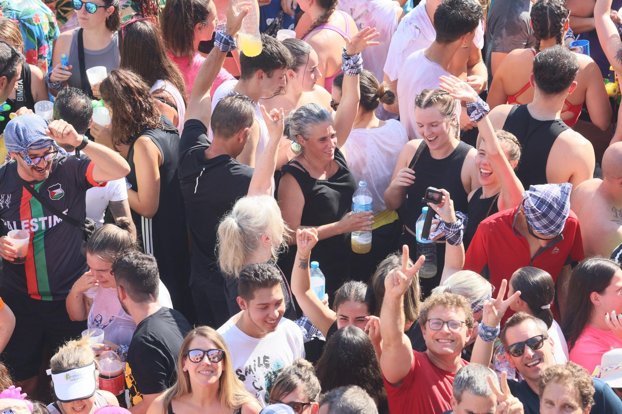 En imágenes: Vitoria sale a la calle a celebrar La Blanca tras el txupinazo