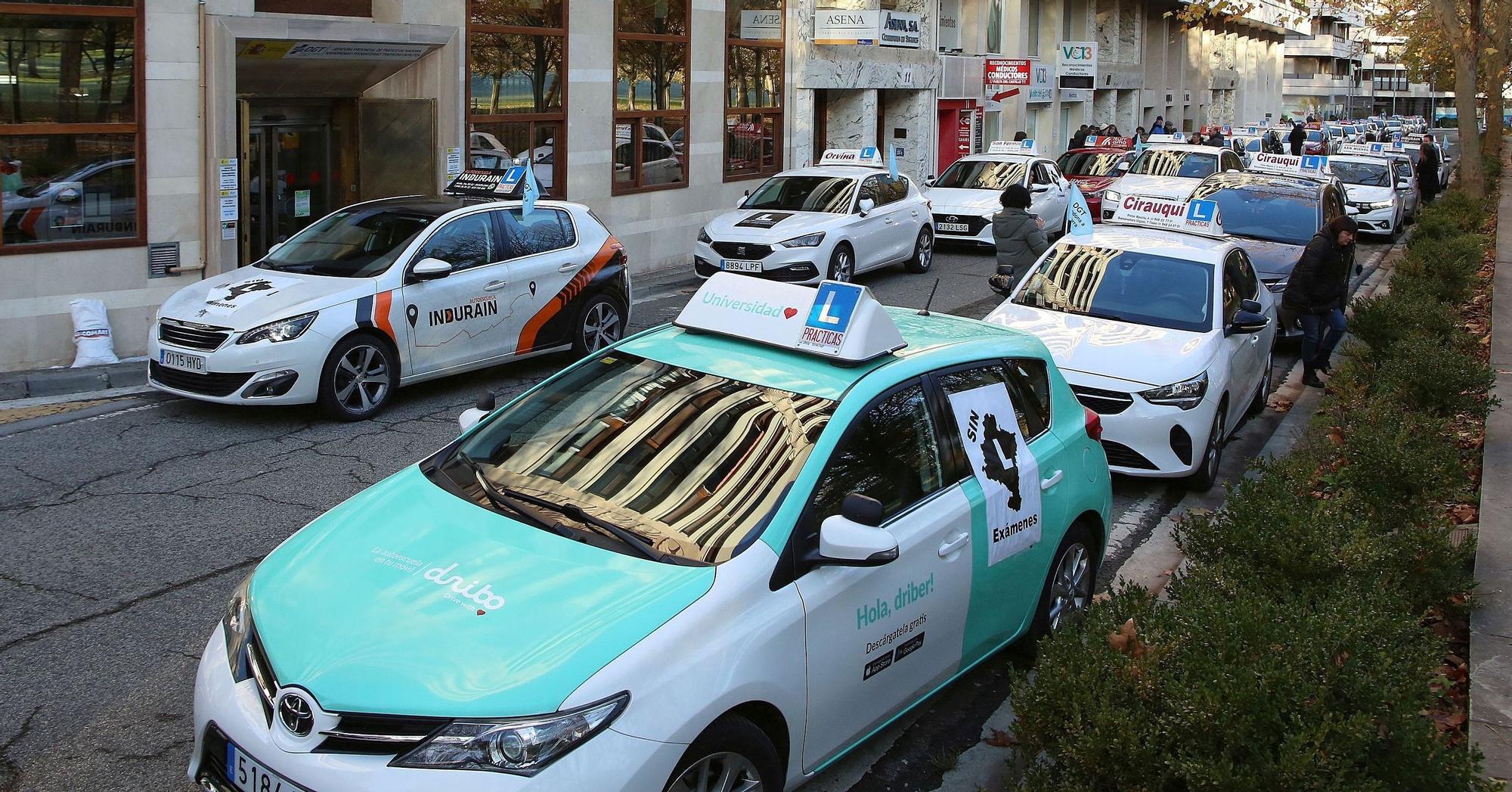 Fotos de la marcha de coches de autoescuelas en protesta por la falta de examinadores