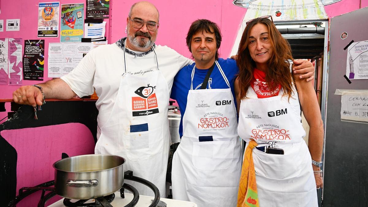 Norberto, Jon y Silvia se afanan en preparar su guiso en la txosna de Tintigorri.