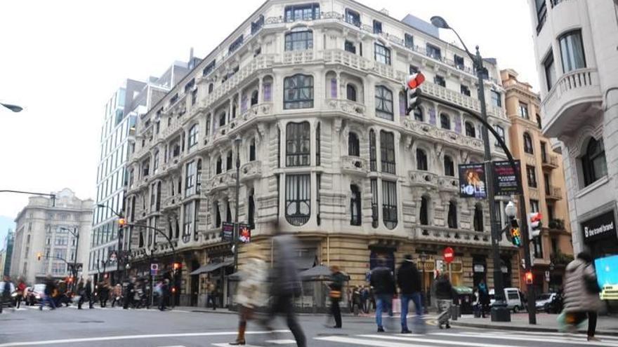 En el número 34 de Alameda Rekalde, se encuentra la Casa Montero, un edificio de viviendas que recuerda a Gaudi.