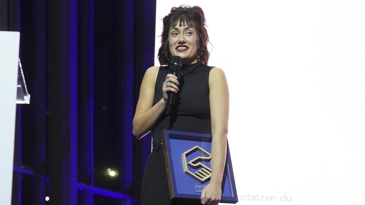 Ane Fernández de Arbina con su Hitz Saria al Emprendimiento bajo el brazo.