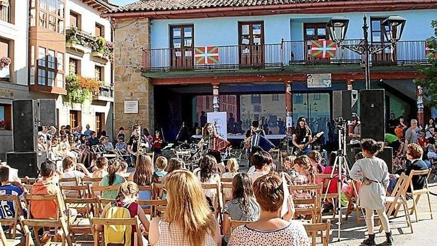 La plaza de Segura se llenó de gente para ver tocar a los alumnos de Tobera Musika Eskola.