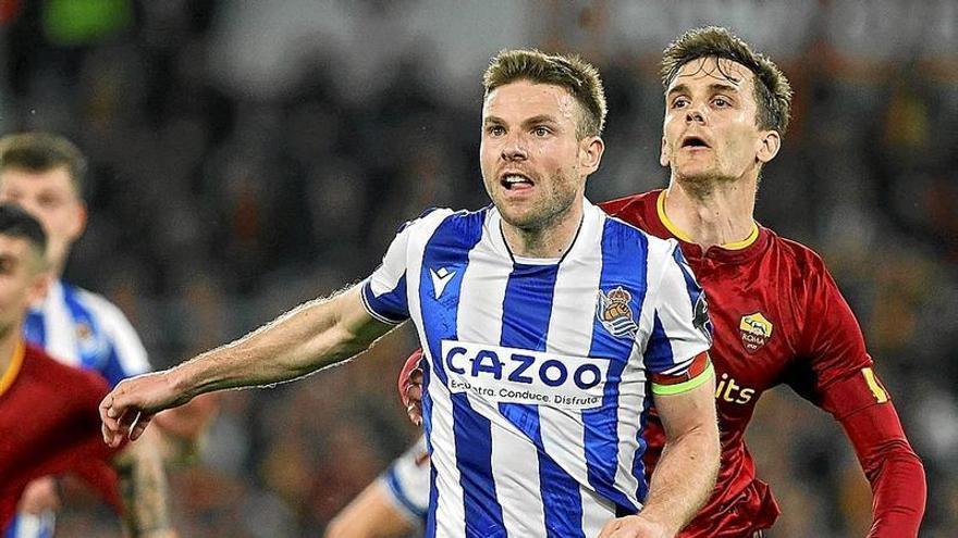 Illarramendi, marcado por Diego Llorente durante el partido del jueves.  | FOTO: EFE