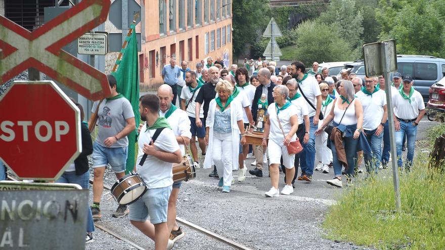 Fiesta en verde y blanco en la ermita de Santa Ana de Mendaro