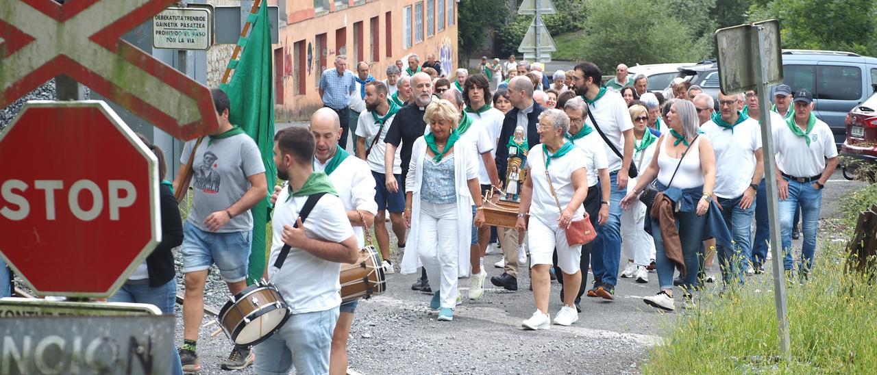Fiesta en verde y blanco en la ermita de Santa Ana de Mendaro