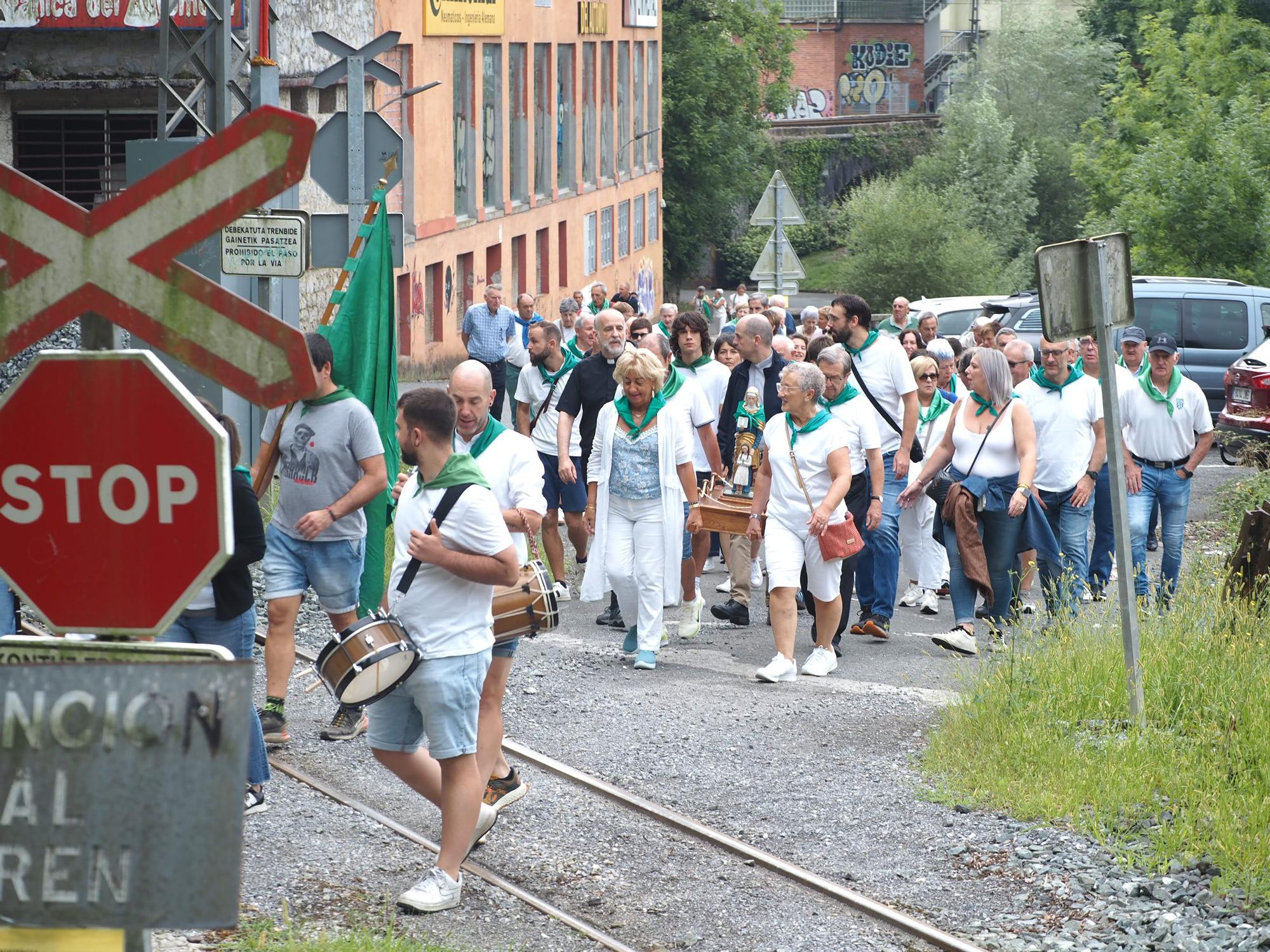 Fiesta en verde y blanco en la ermita de Santa Ana de Mendaro