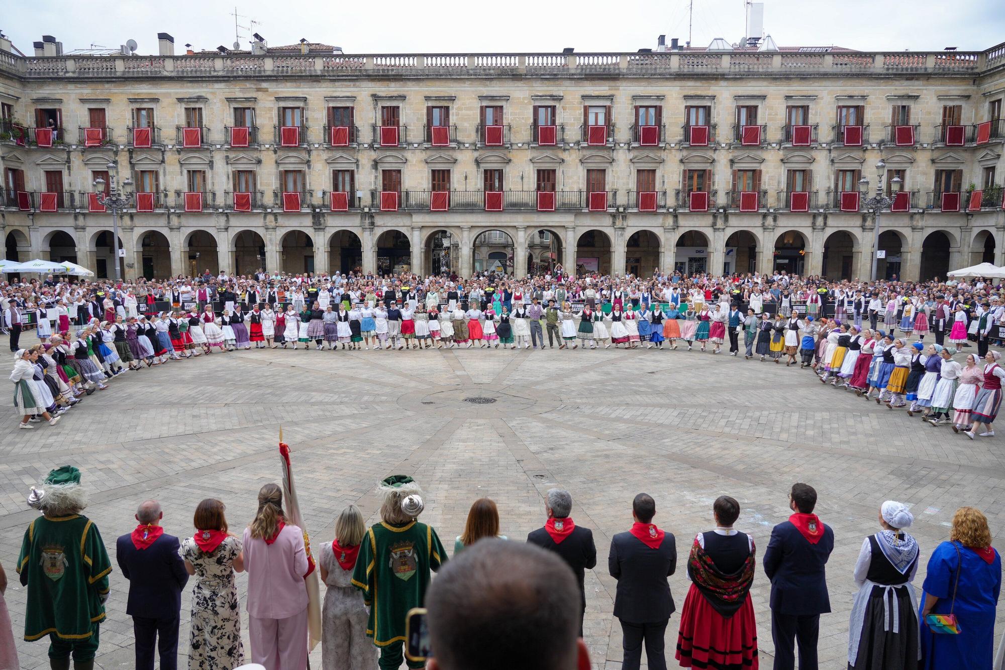 En imágenes: Los dantzaris se adueñan de la Plaza Nueva en el tradicional Zortziko