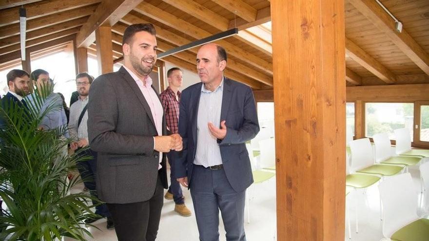 El alcalde, Jon Gondán, y el vicepresidente Manu Ayerdi, en ‘Zizurlan’.