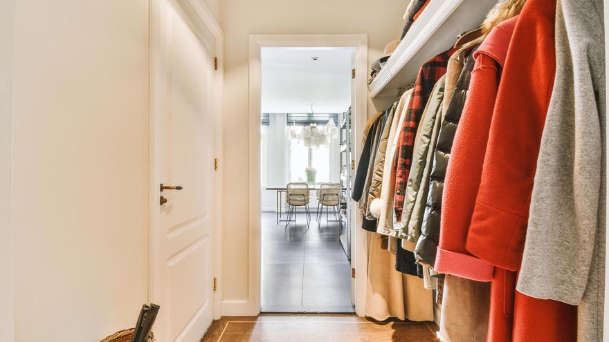 Los trucos de Marie Kondo para guardar los abrigos y ganar espacio en el armario