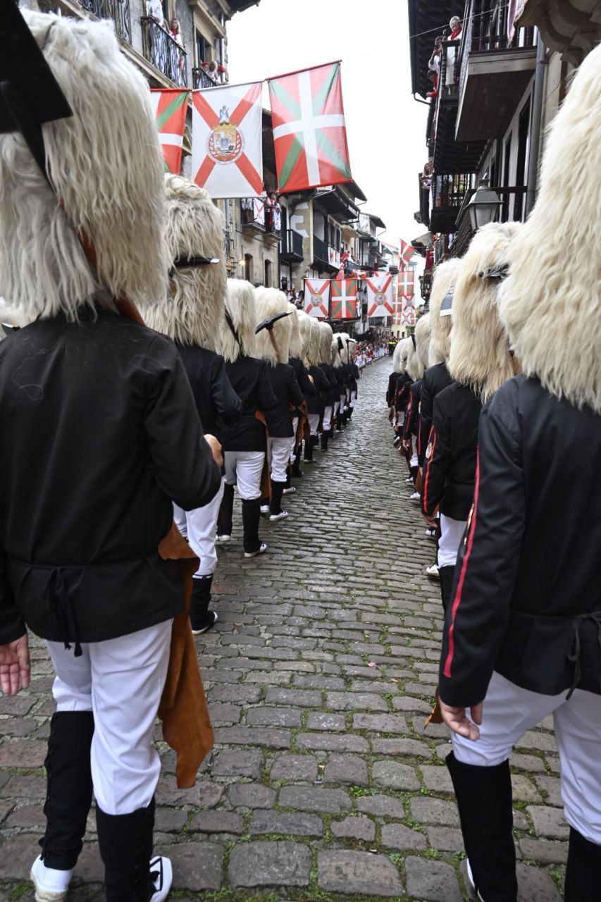 El Alarde desfila por las calles de Hondarribia