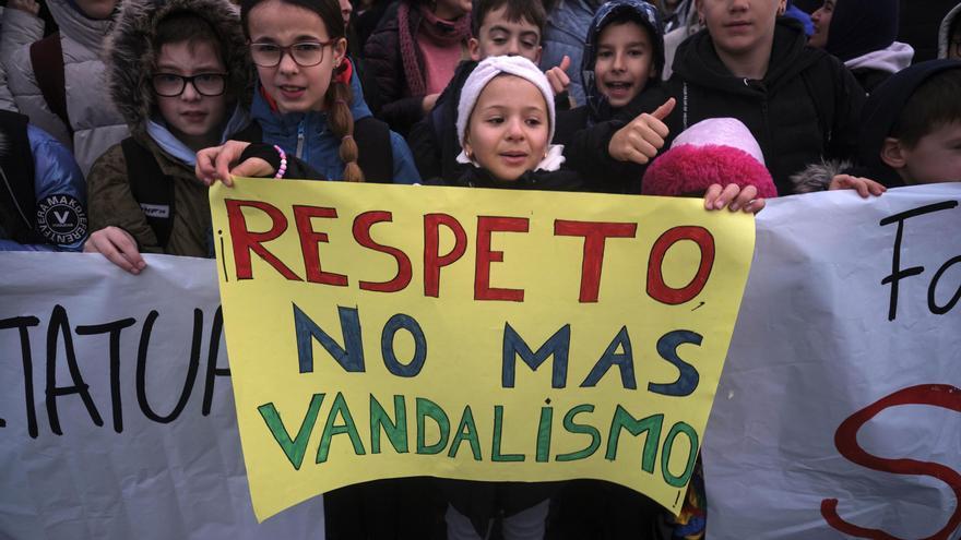 EN FOTOS | El CP Buztintxuri protesta por los actos vandálicos sufridos en Navidad