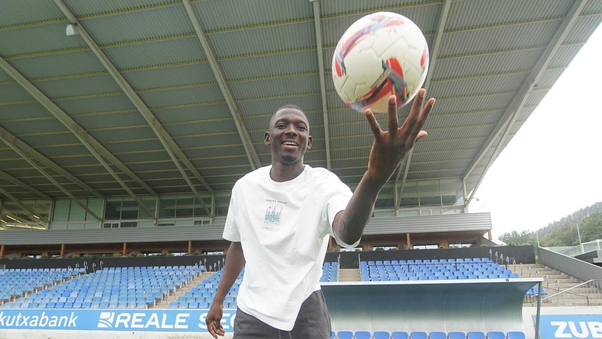 Hamari Traoré, antes de una entrevista en las instalaciones de Zubieta.