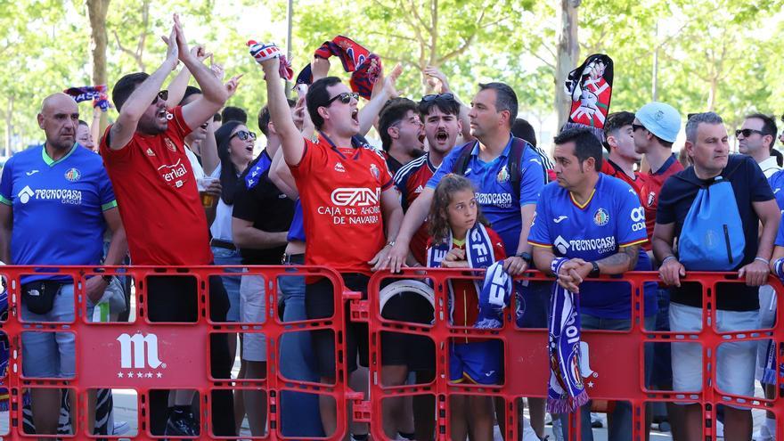Cánticos y color rojillo en Getafe para recibir a los jugadores de Osasuna