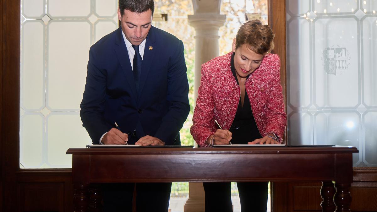 La Presidenta Chivite junto al Lehendakari Pradales, durante la firma del convenio.