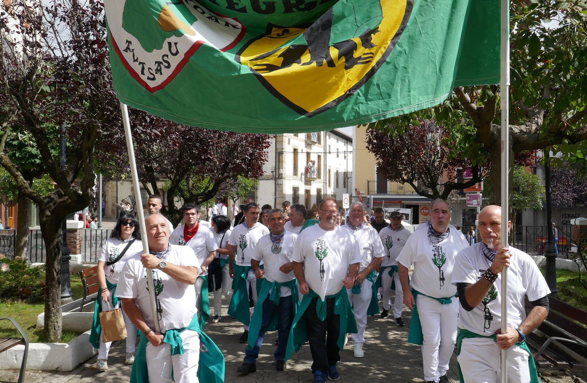 La fiesta continúa en Altsasu tras una explosión festiva intensa y una noche muy larga