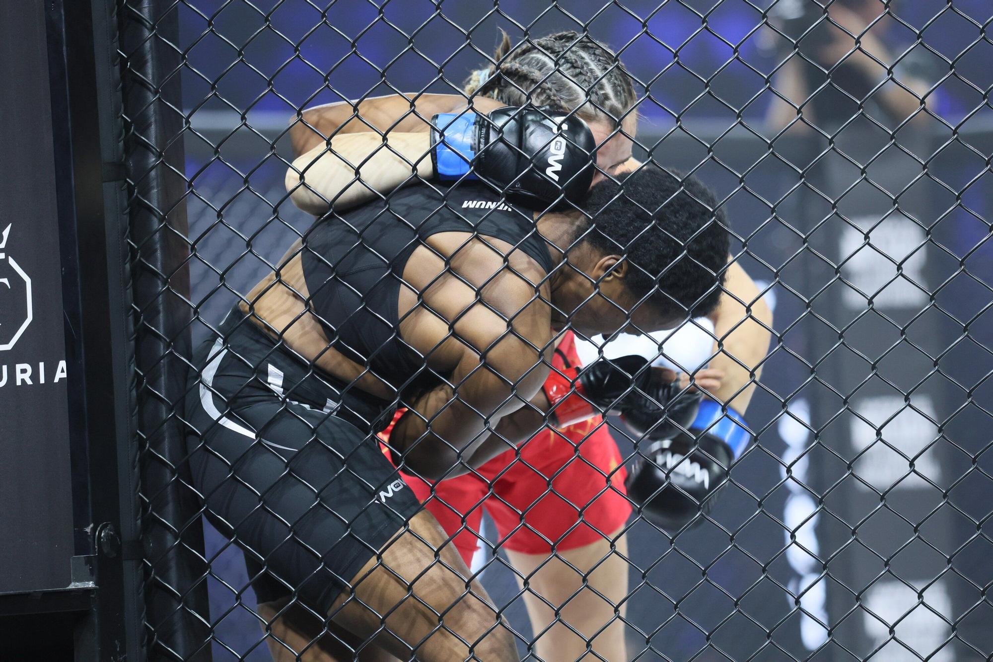 En imágenes: El Buesa se rinde al MMA con Topuria como estrella