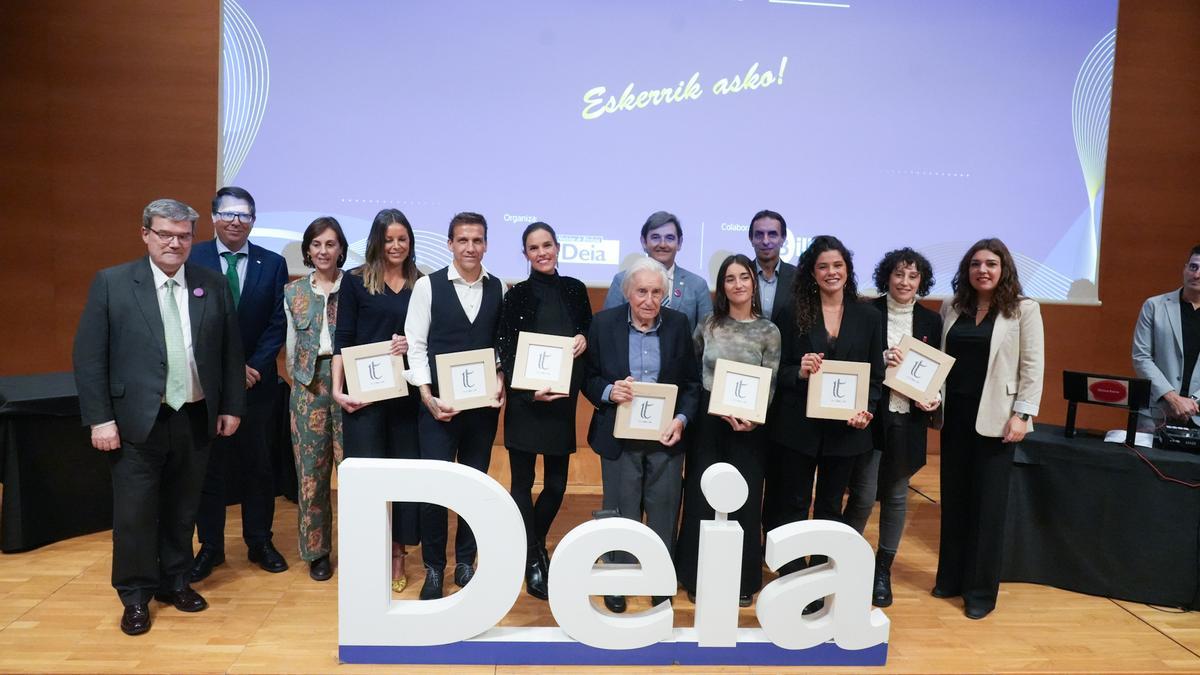 Foto de familia de todos los premiados con las personalidades que les hicieron entrega de los galardones
