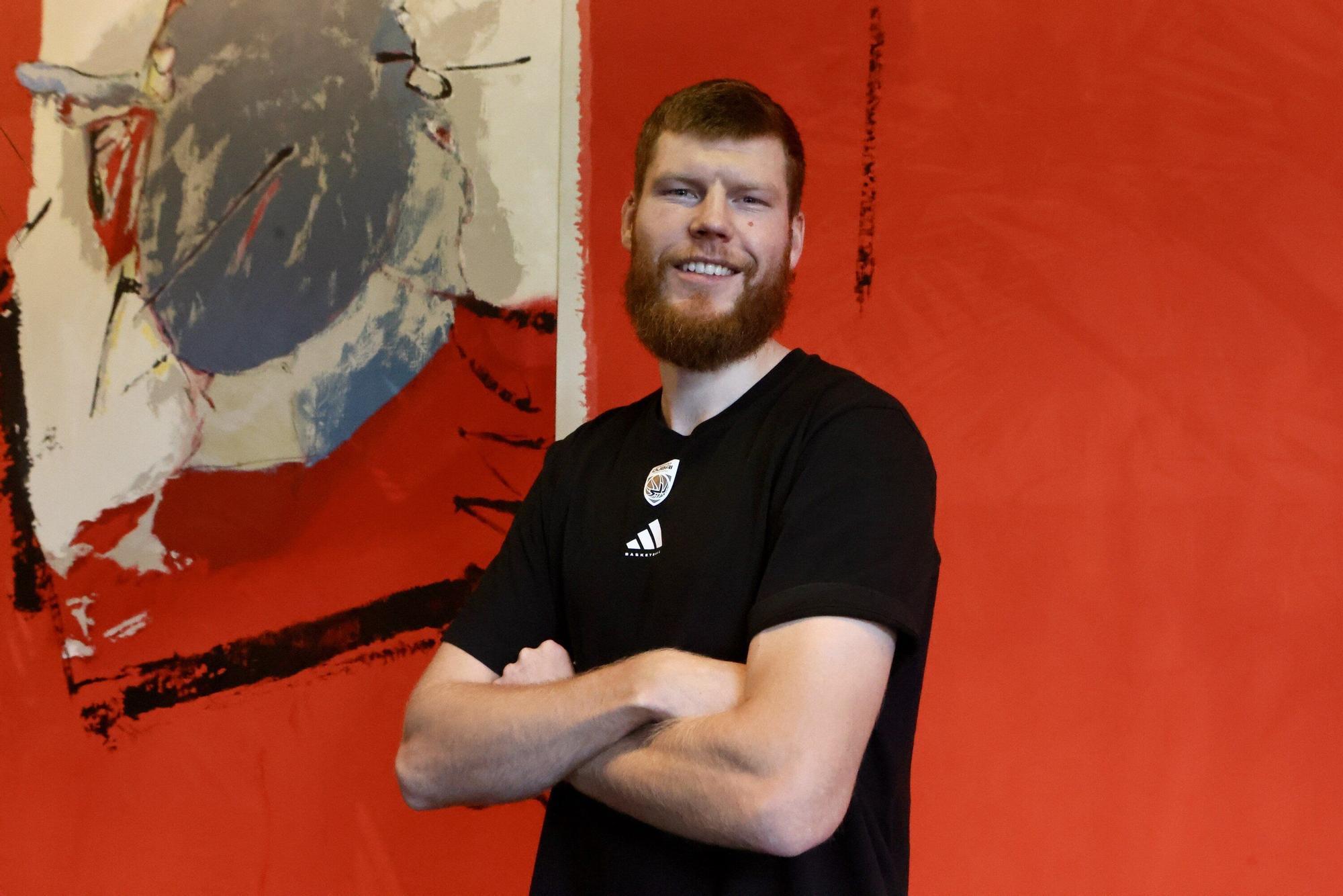 Davis Bertans durante su entrevista con Diario Noticias de Álava en el Gran Hotel Lakua