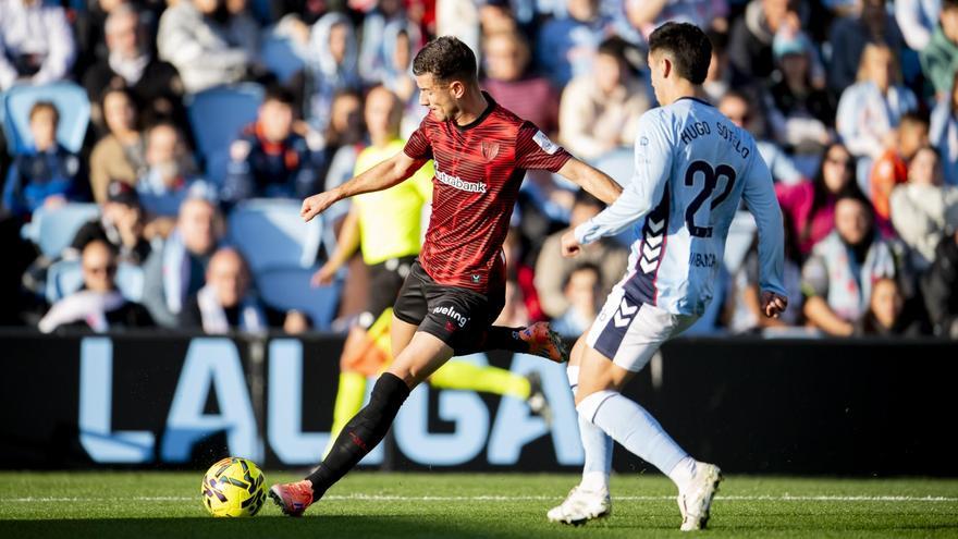 Hugo Sotelo trata de evitar un disparo de Guruzeta.