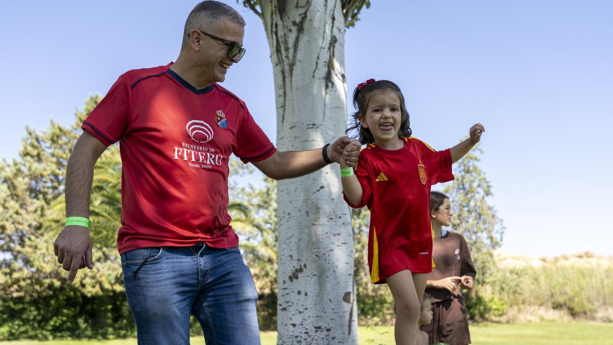 Un padre disfruta con su hija.