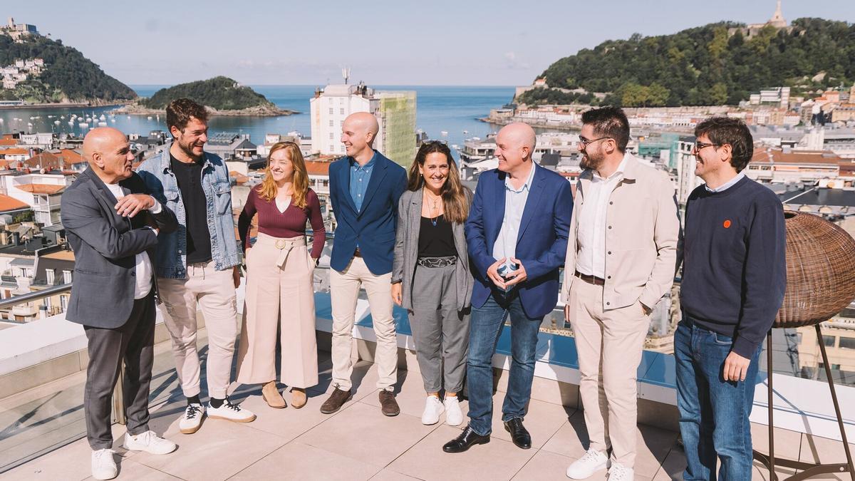 Foto de familia de los integrantes del encuentro &#039;Rehabilitación en Gipuzkoa: la ventana a una nueva construcción&#039;.