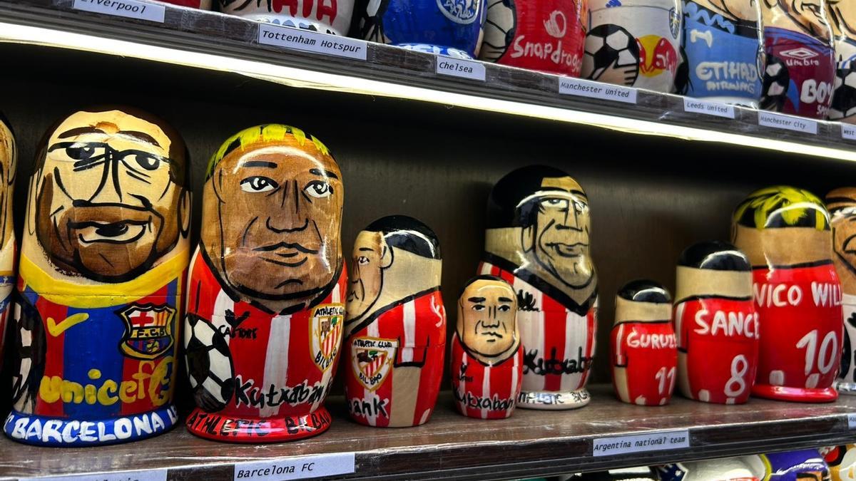 Matrioscas del Athletic en una tienda de Praga