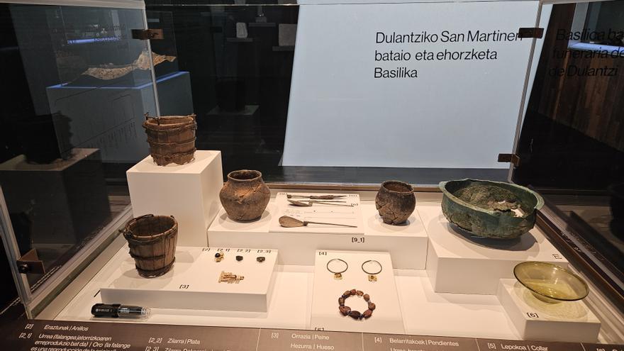 El Museo de Arqueología de Álava instala una vitrina dedicada al yacimiento de San Martín de Dulantzi