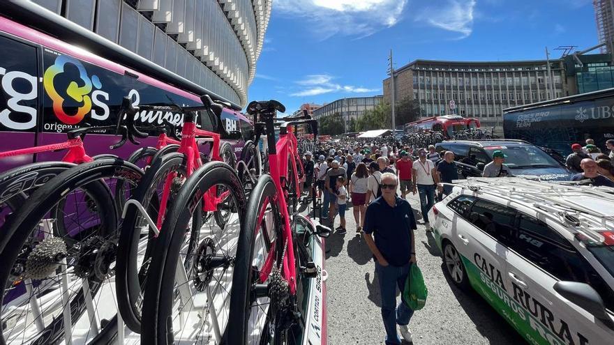 Gran ambiente en los aledaños de San Mamés con motivo de La Vuelta