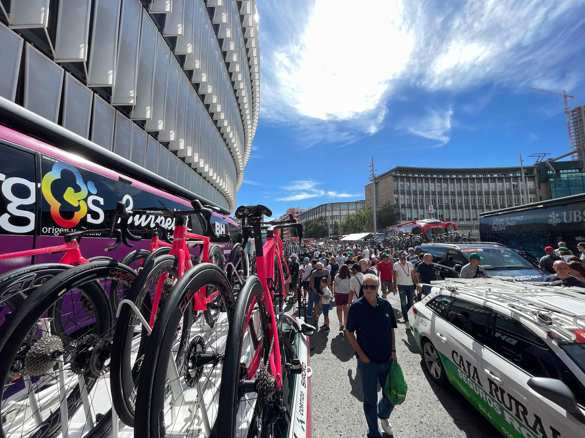 La Vuelta llega a Bizkaia: las imágenes del montaje en Bilbao