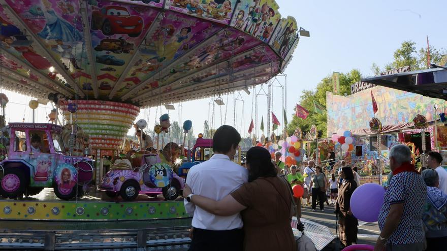 Gente disfrutando de las barracas en fiestas de La Blanca.