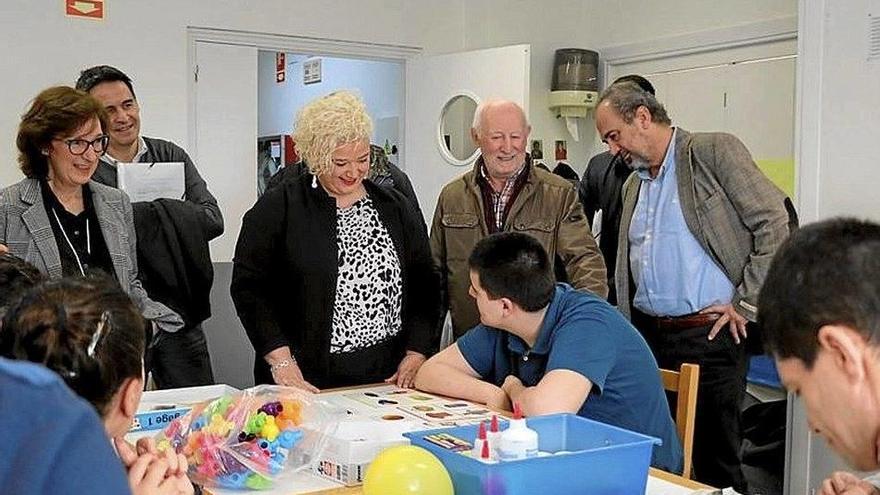La diputada Maite Peña, ayer, durante la visita al centro.