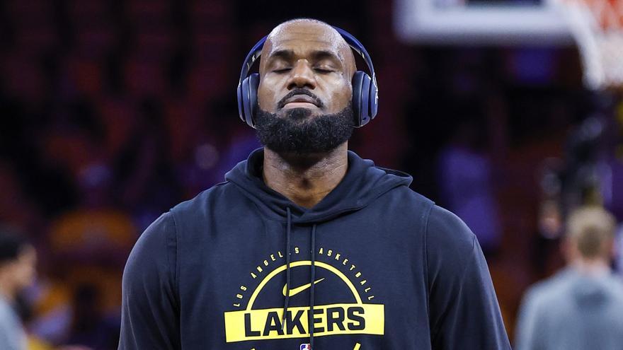Lebron James se lo piensa