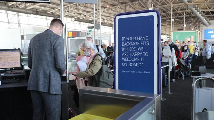 Un grupo de personas hacen cola a su llegada al aeropuerto de Bruselas tras la suspensión del espacio Schengen.