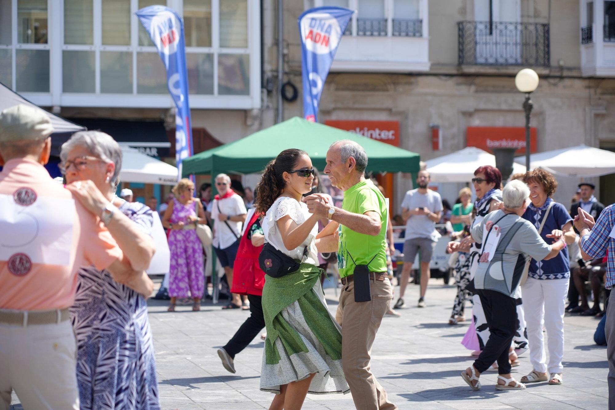 En imágenes: El meneíto veterano llena de bailables la plaza de la Provincia