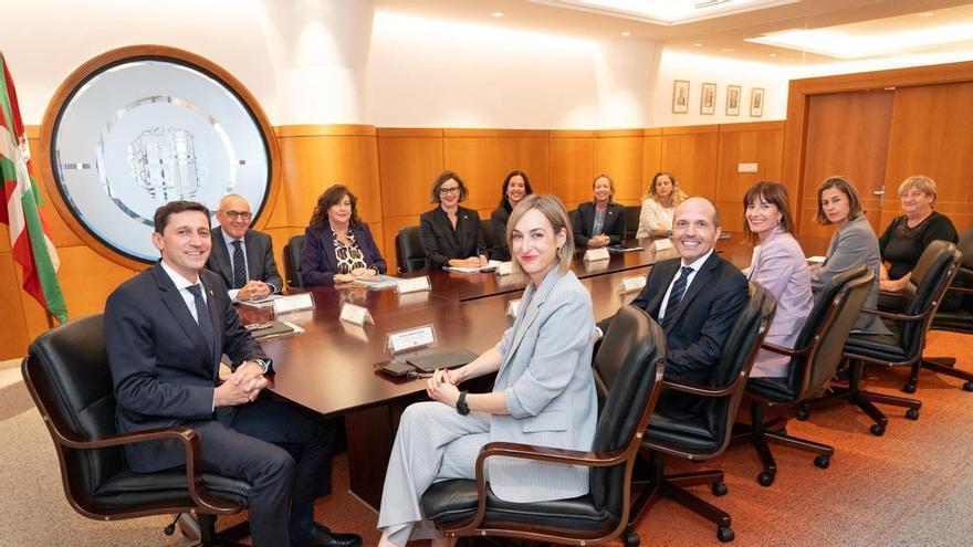 Las haciendas forales vascas recaudarán este año 20.092 millones de euros, un 1,9% más que lo previsto inicialmente