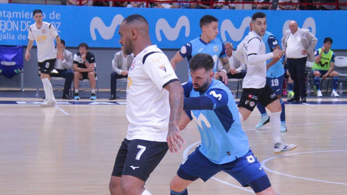 Pintinho aguanta el balón contra el Inter Movistar.