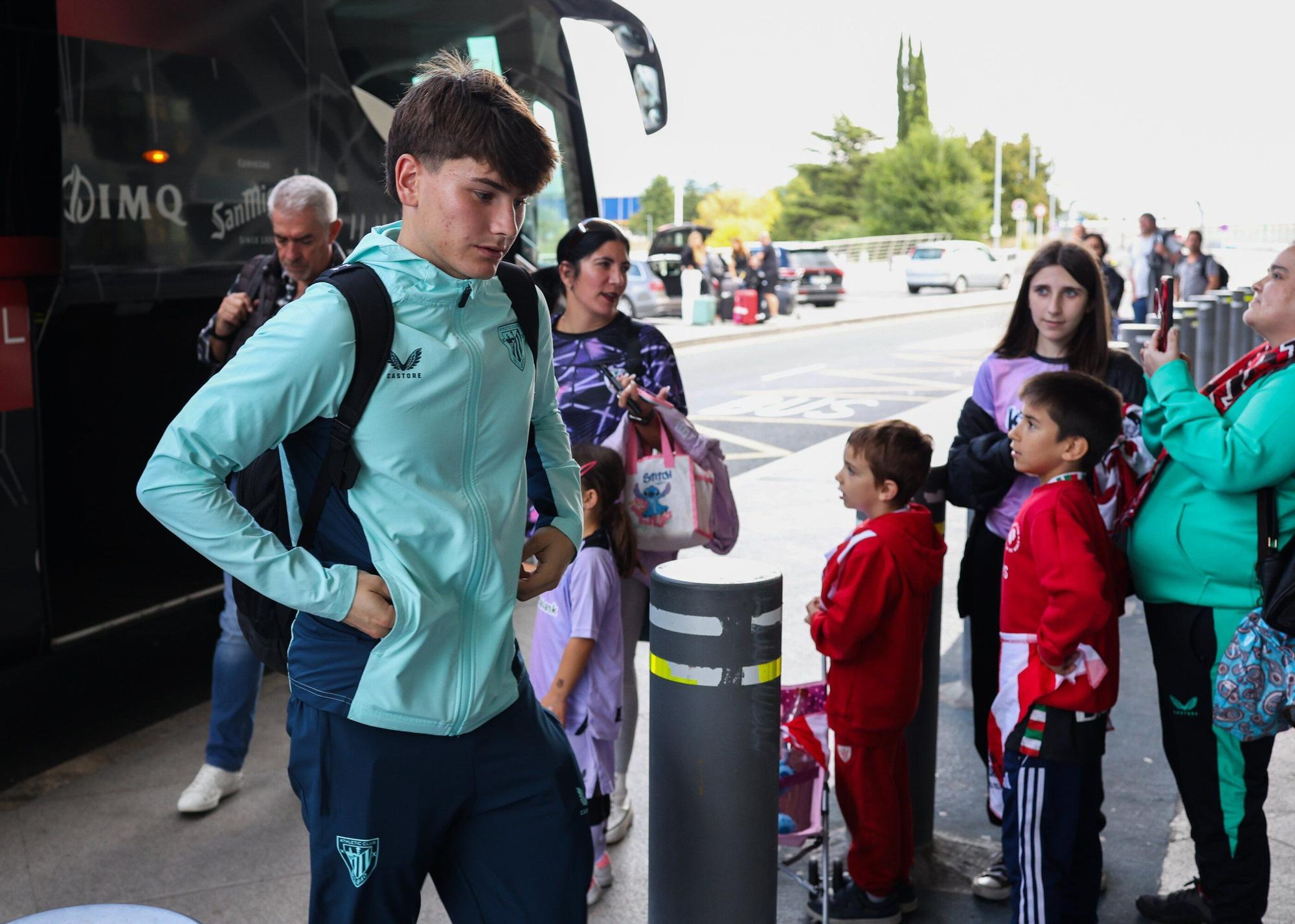 Aficionados del Athletic en el aeropuerto de Bilbao antes de viajar a Dortmund