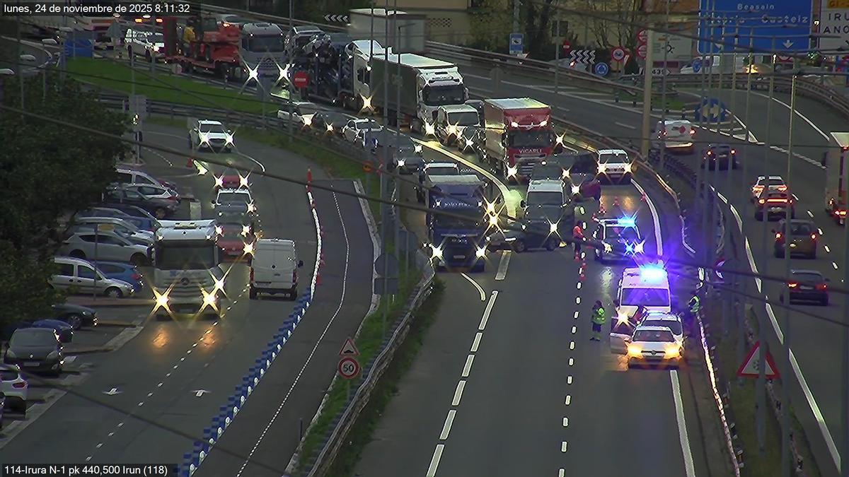 Imagen de las retenciones por el accidente en Irura tomada por una cámara de tráfico