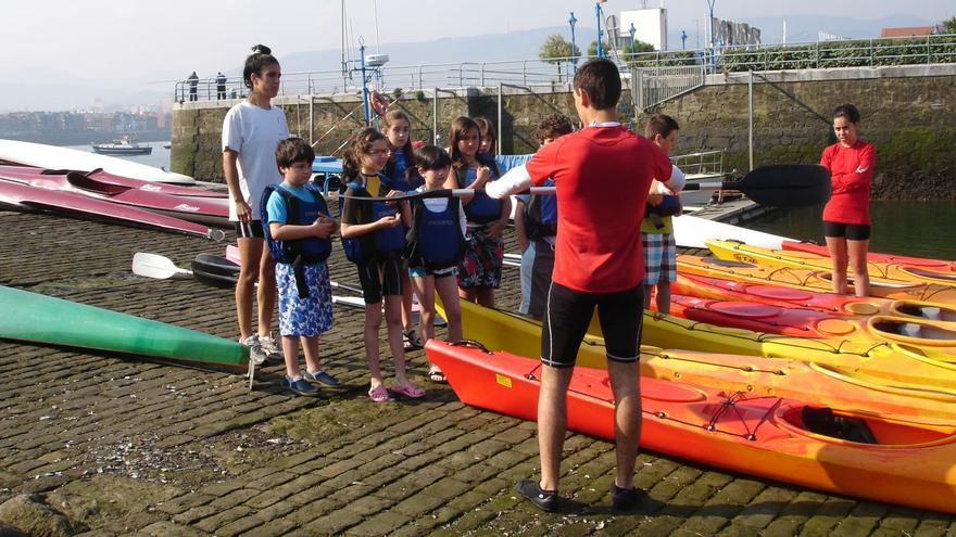 Getxo se sube al barco y al kayak y pasea de noche por el flysch en Semana Santa