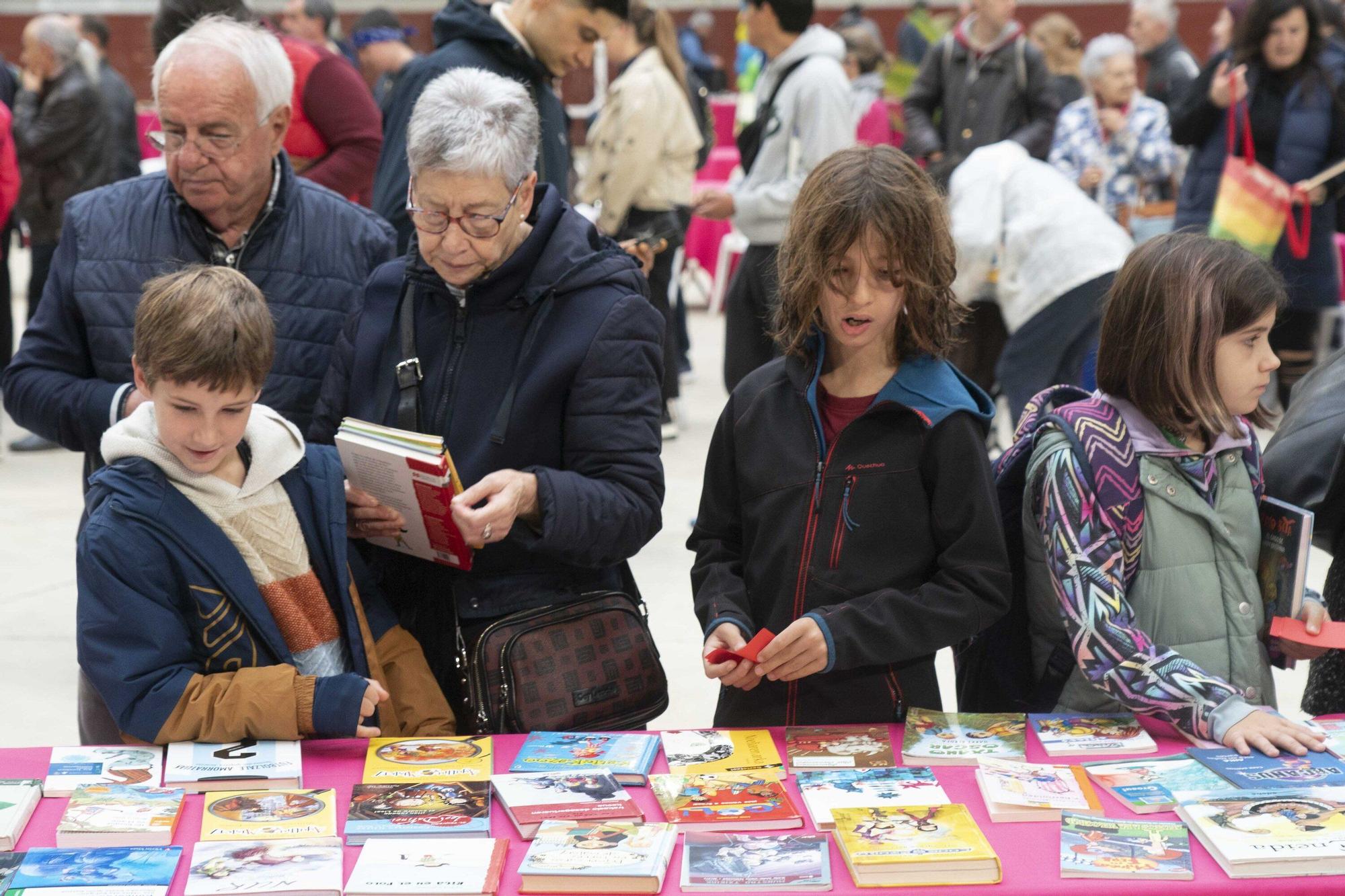 El Iradier, convertido en mercado de trueque de libros
