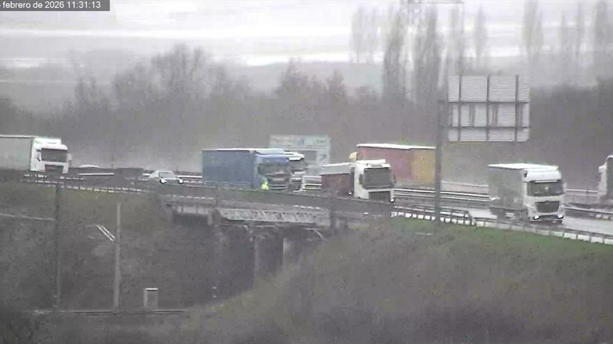 Un camión ha perdido la carga en la A1 provocando retenciones y el corte de un carril