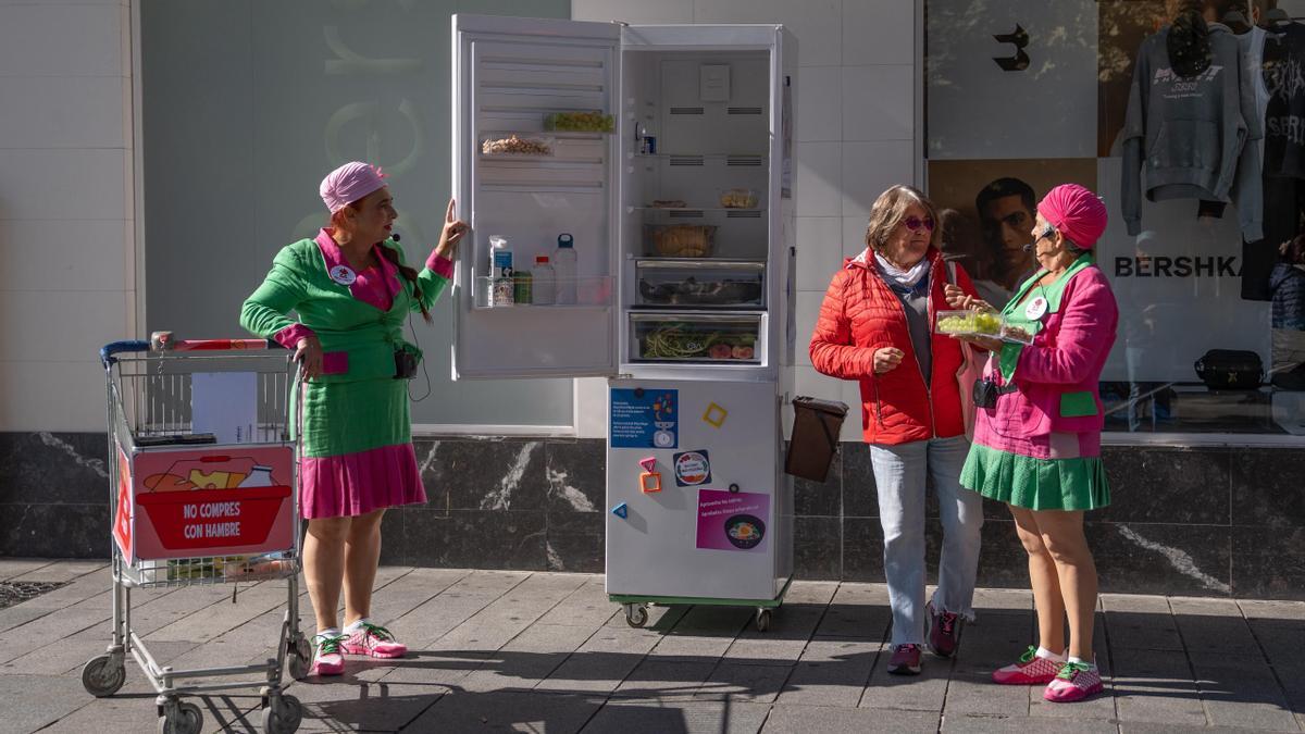 Actividad de la campaña de concienciación sobre el desperdicio alimentario celebrada en la avenida Carlos III de Pamplona.