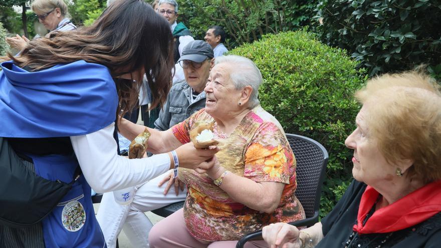 En imágenes: Siberiarrak visita la residencia Albertia Campos