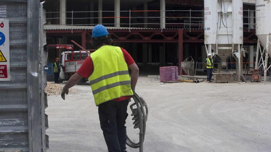 Dos trabajadores de la construcción en una obra.