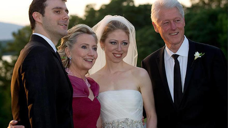 Fotografía cedida que muestra a Chelsea Clinton (2d), la hija del ex presidente de EEUU Bill Clinton (d) y de la actual secretaria de Estado, Hillary Clinton (2i), y Marc Mezvinsky (i) tras la ceremonia nupcial en Astor Courts en Rhinebeck, Nueva York.