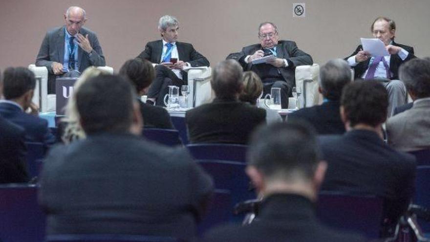 El moderador Patxi Sasigain junto a los tres ponentes de la mesa redonda de internacionalización.