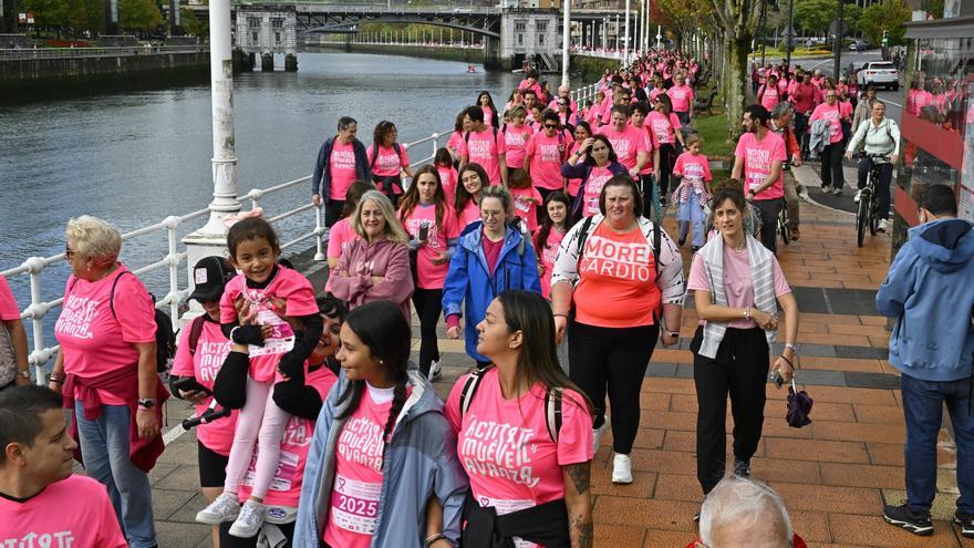 En imágenes: los paraguas tiñen la marea rosa de Bilbao